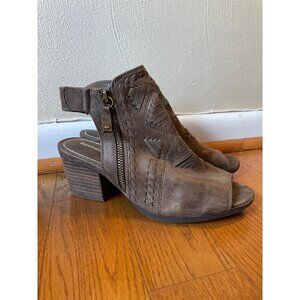 Women’s bare traps sandal. 7.5